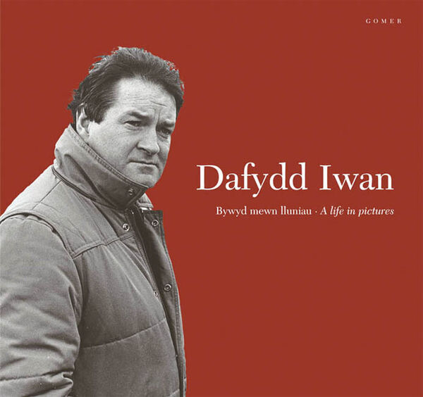 A picture of 'Dafydd Iwan - Bywyd Mewn Lluniau / A Life in Pictures' 
                              by 