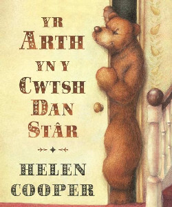 A picture of 'Yr Arth yn y Cwtsh Dan Stâr' 
                              by Helen Cooper