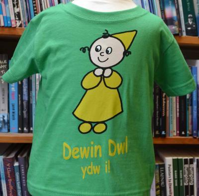A picture of 'Crys T Dewin Dwl ydw i (Oed 3-4)' 
                              by Angharad Tomos