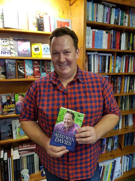 Famous Welsh singer and shearer publishes autobiography