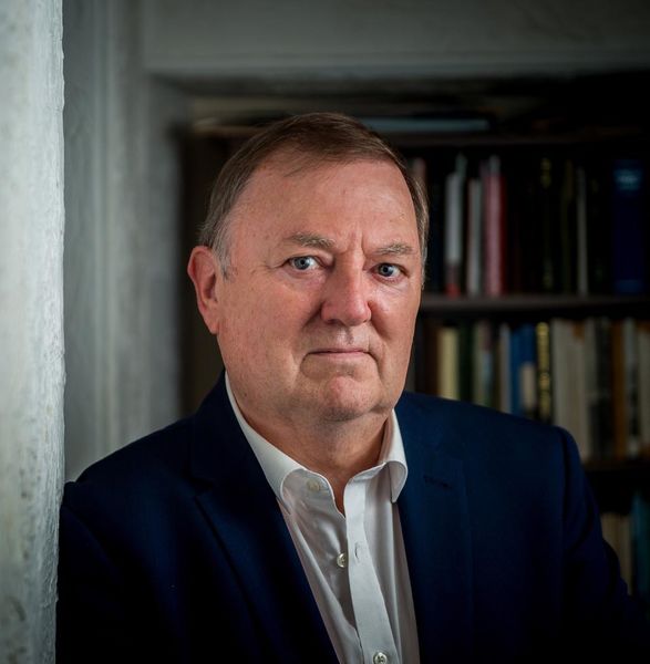 O alwadau Meibion Glyndwr i alcoholiaeth: perygl a sbri 'oes aur' newyddiaduriaeth