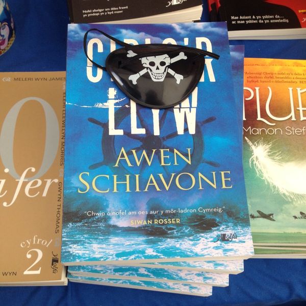 Angen 'mwy o lyfrau Cymraeg i bobl ifanc' meddai awdur newydd ifanc