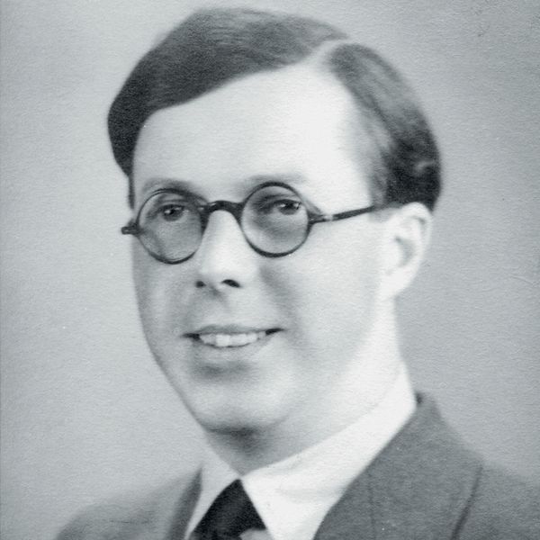 Cyhoeddi Cofiant Cledwyn Hughes yn ei hen etholaeth yn ystod Eisteddfod Genedlaethol Ynys Môn