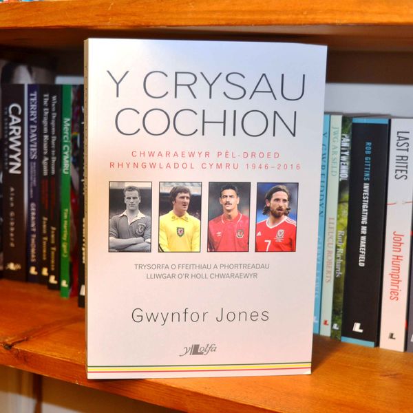 Cyfrol sy'n cadw'r cof yn fyw am chwaraewyr pel-droed Cymru
