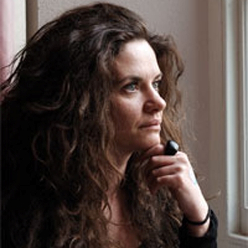 Ffion Dafis yn agor ei chalon rhwng dau glawr