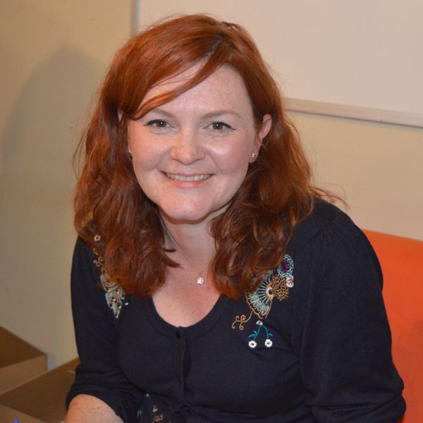 Caryl Lewis yw 'Brenhines newydd ein llen'
