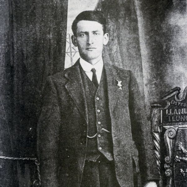 Cyfeillion Hedd Wyn yn ei gofio ar ganmlwyddiant ei farwolaeth