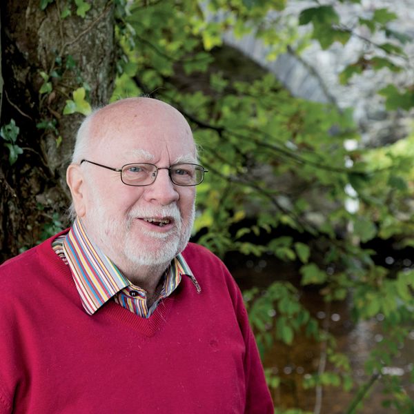 Lyn Ebenezer yn ‘Gofidio am y Gymraeg a chefn gwlad’