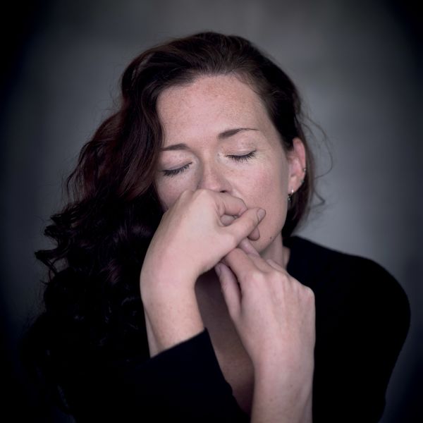 Brexit, llymder, eithafiaeth a mwy - ymateb Manon Steffan Ros i gyfnod cythryblus