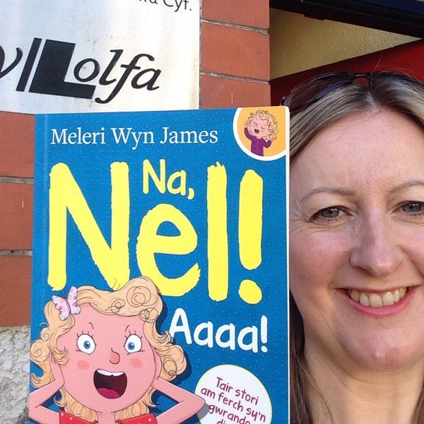 Mwynhau gwyliau'r haf gyda Na, Nel!